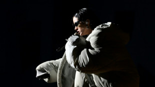 Rosal&iacute;a sale "coron&aacute;" de Par&iacute;s con un espectacular desfile de Louis Vuitton