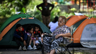 Familiares de presos pol&iacute;ticos se instalan con "fe" afuera de un penal en Venezuela