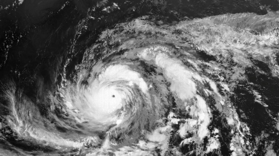 Le typhon Mawar s'&eacute;loigne de Guam, l'&icirc;le &eacute;value les d&eacute;g&acirc;ts apr&egrave;s avoir "brav&eacute; la temp&ecirc;te"