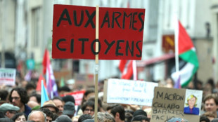 Milhares de manifestantes de esquerda protestam na Fran&ccedil;a contra novo premi&ecirc;