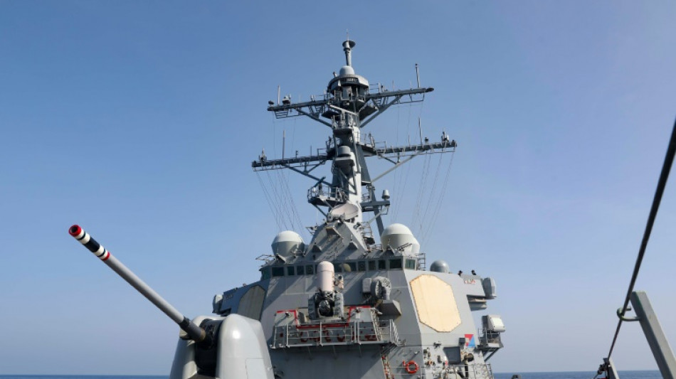 Buque militar estadounidense navega en el estrecho de Taiw&aacute;n