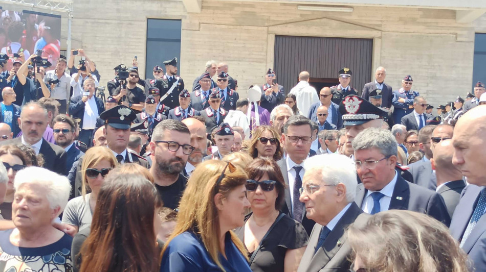 Carabiniere ucciso, Mattarella conforta parenti dopo il funerale