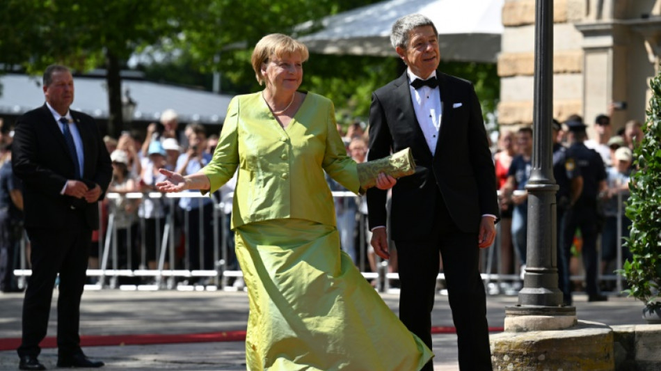 Merz und Merkel bei Eröffnung von Bayreuther Festspielen