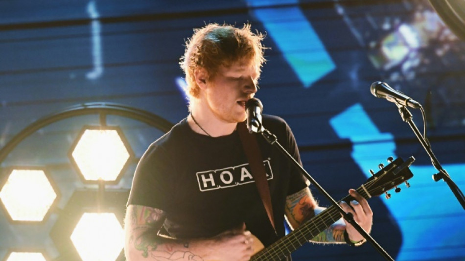 Pol&iacute;cia interrompe apresenta&ccedil;&atilde;o de Ed Sheeran em rua na &Iacute;ndia