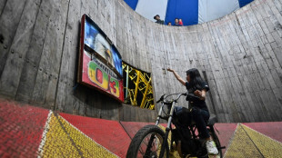 "La princesa del Muro de la Muerte" desaf&iacute;a la gravedad y los prejuicios en Indonesia