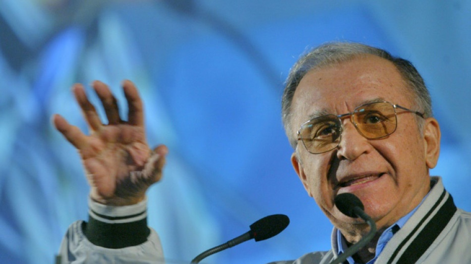 Ion Iliescu, "petit p&egrave;re" de la Roumanie post-communiste rattrap&eacute; par les d&eacute;m&ecirc;l&eacute;s judiciaires
