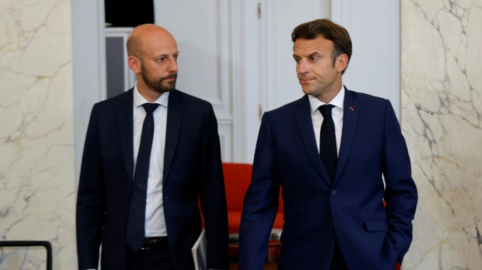 Macron poursuit ses consultations, ronde des postes &agrave; l'Assembl&eacute;e