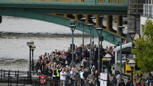 Anstellen f&uuml;r Abschied am Sarg der Queen wegen gro&szlig;en Andrangs ausgesetzt