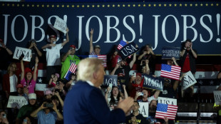 "Un trabajo estupendo": Trump celebra entre v&iacute;tores 100 d&iacute;as de gobierno