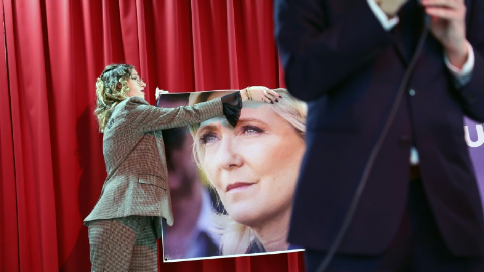 Le Pen denuncia ante sus simpatizantes en Par&iacute;s una condena "pol&iacute;tica" en su contra