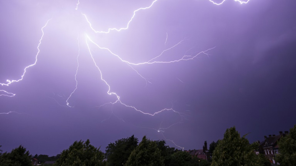 Orages: un homme meurt dans les Yvelines et une blessée grave à Paris 