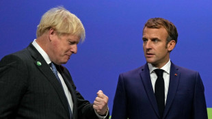 Dans ses m&eacute;moires, Boris Johnson r&egrave;gle ses comptes avec Emmanuel Macron