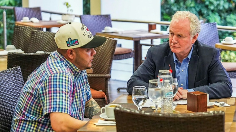 Migrante salvadoreño Kilmar Ábrego se reúne con senador de EEUU