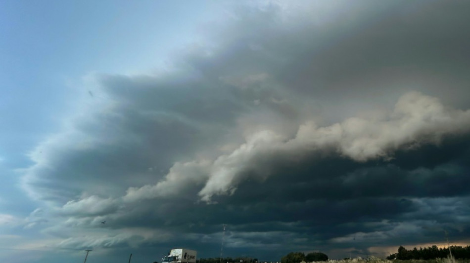 Milei elimina organismos estatales en Argentina antes de que venzan sus poderes especiales