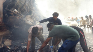 Avi&atilde;o com 242 pessoas a bordo cai na &Iacute;ndia; um sobrevivente &eacute; encontrado