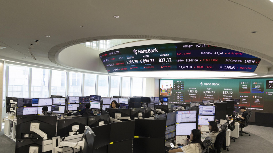 Borsa: l'Asia chiude in calo con rialzo petrolio e titoli di Stato