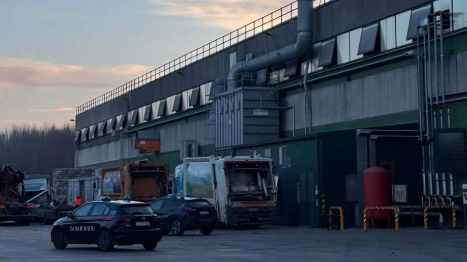 Operaio precipita dal tetto di un capannone e muore