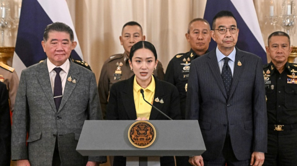 Thaïlande: sur un siège éjectable, la Première ministre présente ses excuses