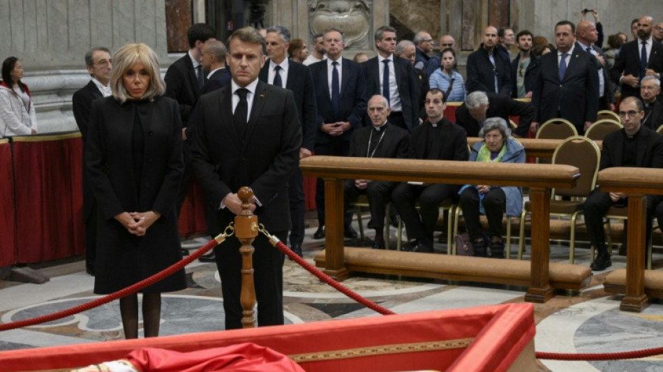 Emmanuel Macron s'est recueilli devant la dépouille du pape 