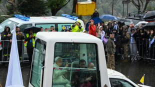 Papa Leão XIV reza pela paz durante visita ao Líbano