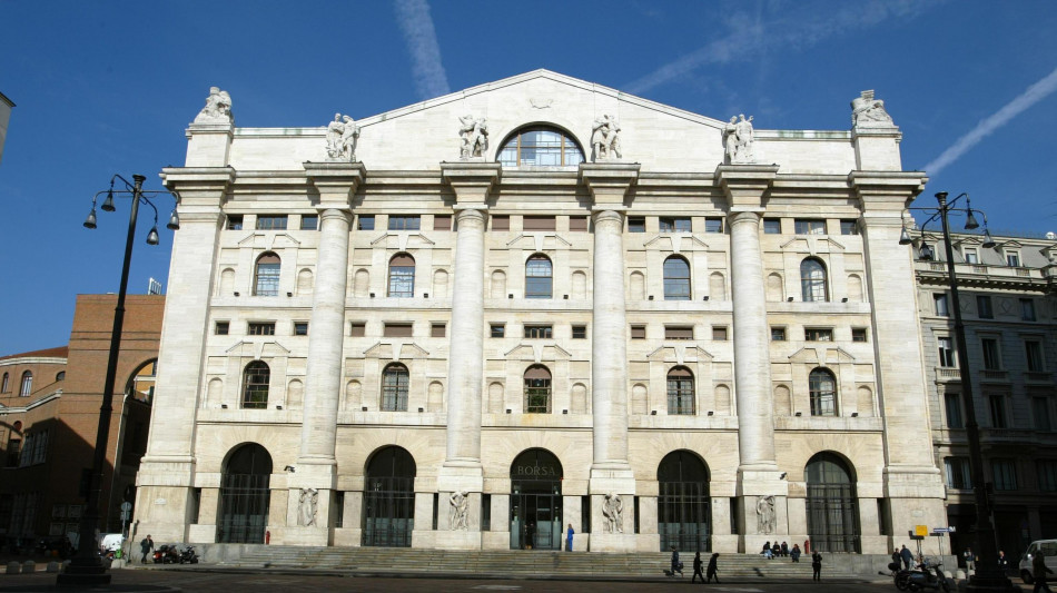 Borsa: Milano allunga il passo (+1,23%) con Intesa in luce