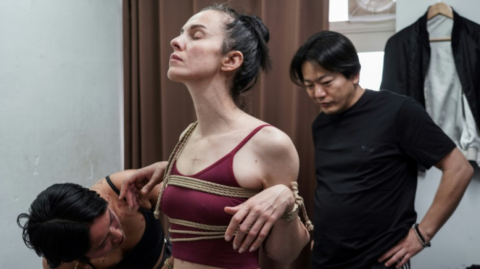 "Créer du lien": un artiste japonais noue les espaces et les corps avec des cordes