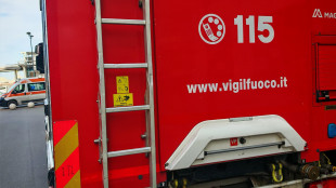 Giovane precipita per 15 metri e muore in piazza Gae Aulenti a Milano