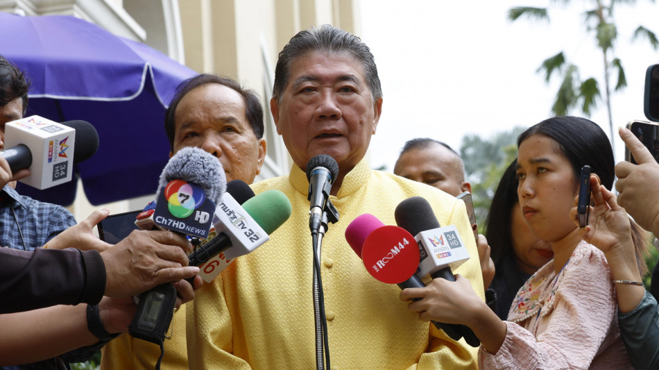 Thailandia, primo ministro chiede scioglimento parlamento