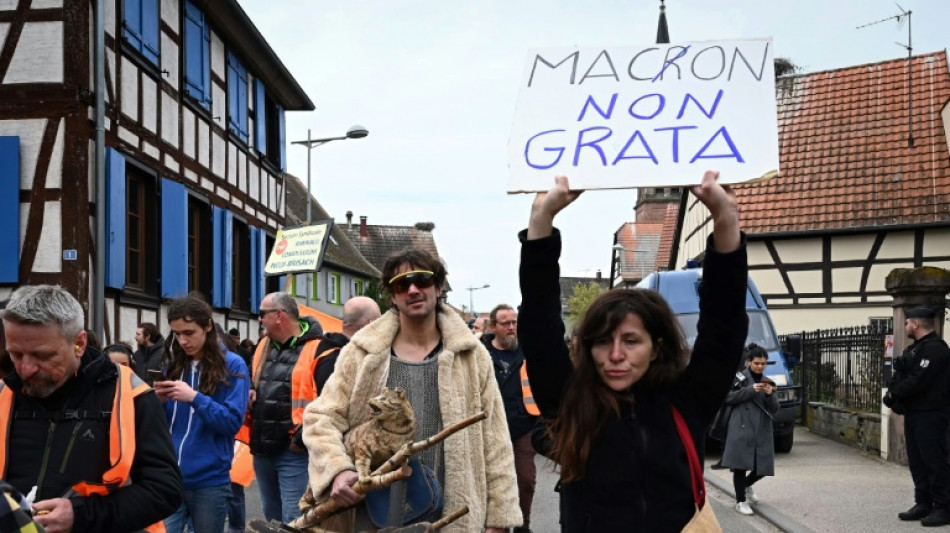 Macron tente de renouer avec les Fran&ccedil;ais en Alsace, des manifestants repouss&eacute;s