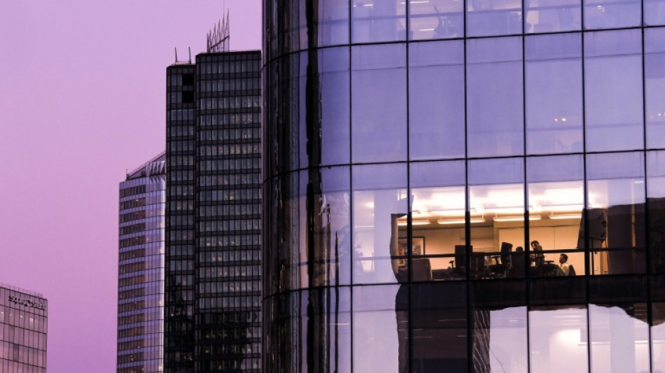 Mirar un partido de f&uacute;tbol durante el trabajo: &iquest;Cu&aacute;les son los riesgos?