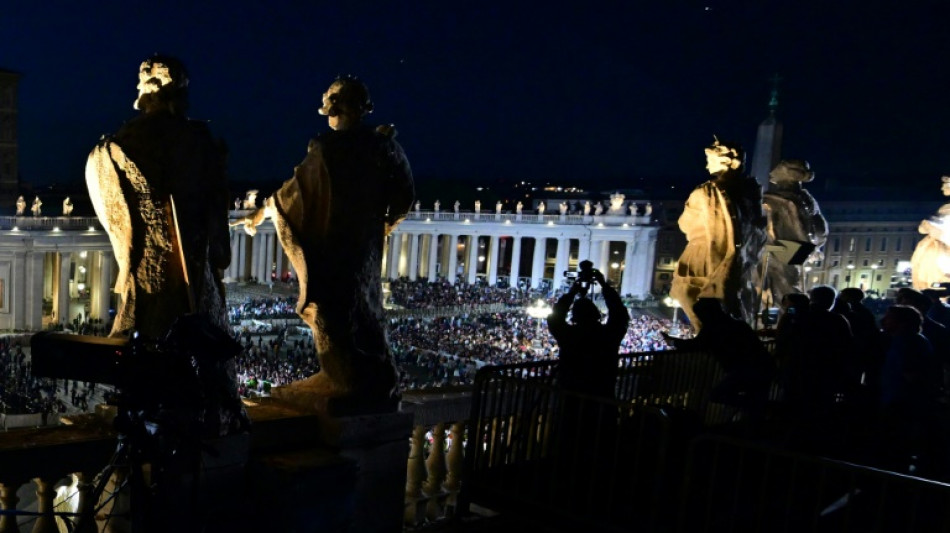 Negra o blanca, la fumata del c&oacute;nclave arrastra multitudes
