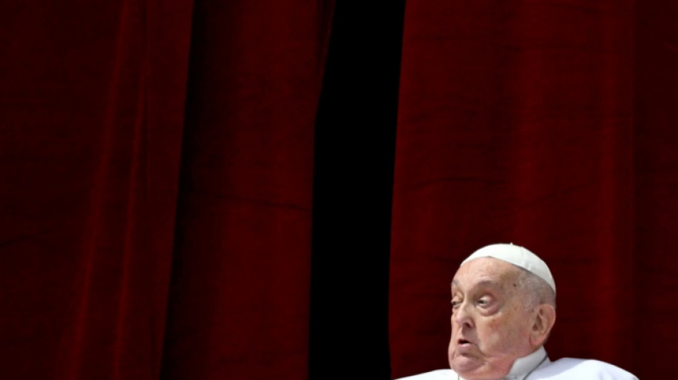 El papa desea a los fieles una "feliz Pascua" desde el balcón de la Basílica de San Pedro