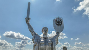 Foice e martelo s&atilde;o retirados de est&aacute;tua em Kiev