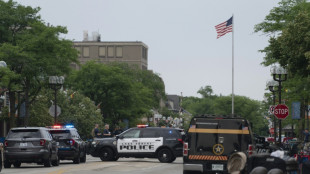 USA: interpellation d'un suspect apr&egrave;s au moins six morts lors d'un d&eacute;fil&eacute; du 4-Juillet