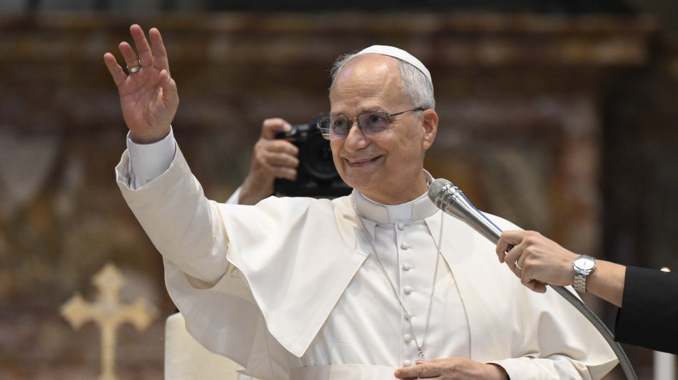 Il Papa a sorpresa a Piazza San Pietro, saluta i giovani