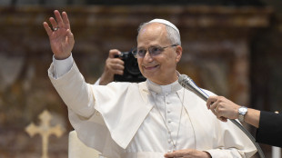 Il Papa a sorpresa a Piazza San Pietro, saluta i giovani