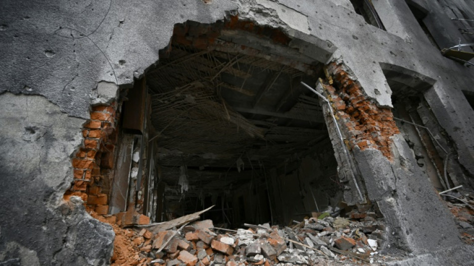 Los fiscales de J&aacute;rkov, en Ucrania, inspeccionan edificios destruidos por la guerra