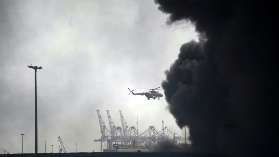 Al menos 18 muertos y 800 heridos por una "enorme explosión" en un puerto clave de Irán