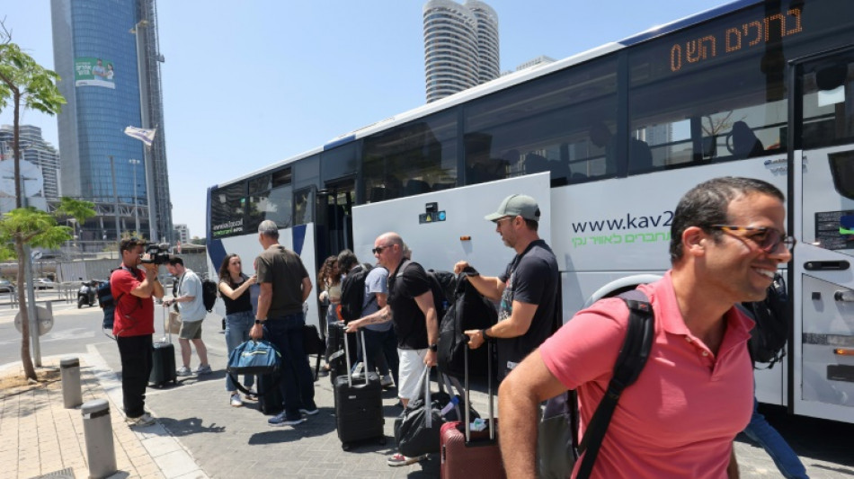 Des Isra&eacute;liens rapatri&eacute;s de l'&eacute;tranger rentrent chez eux &agrave; Tel-Aviv