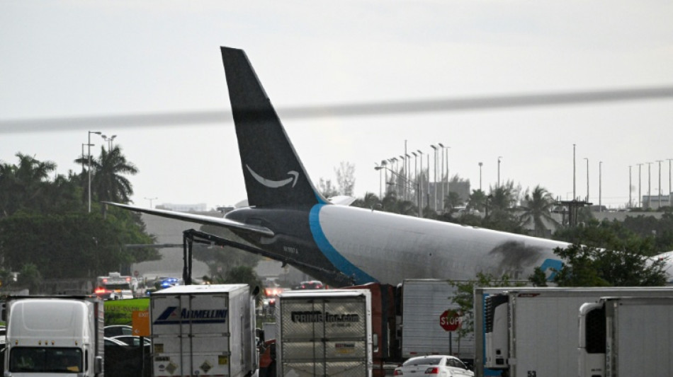 Avi&atilde;o de carga sai da pista, atinge ve&iacute;culos e deixa cinco mortos em Miami