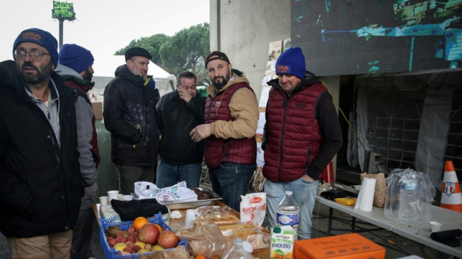 Mobilisation agricole: jour de r&eacute;veillon de No&euml;l sur les barrages du Sud-Ouest