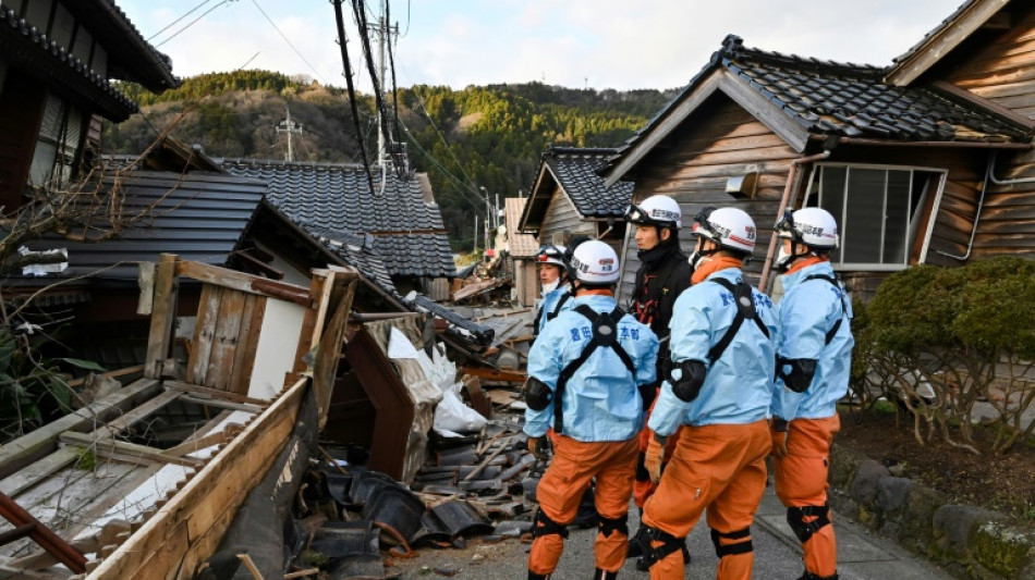 Chuva dificulta resgates ap&oacute;s terremoto que deixou 64 mortos no Jap&atilde;o