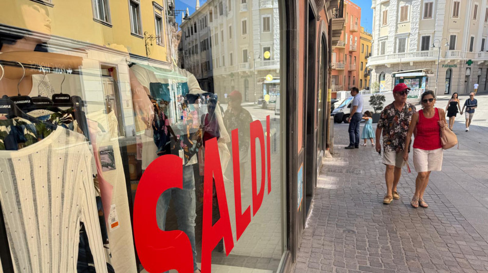 Saldi al via, spesa media di 92 euro a testa