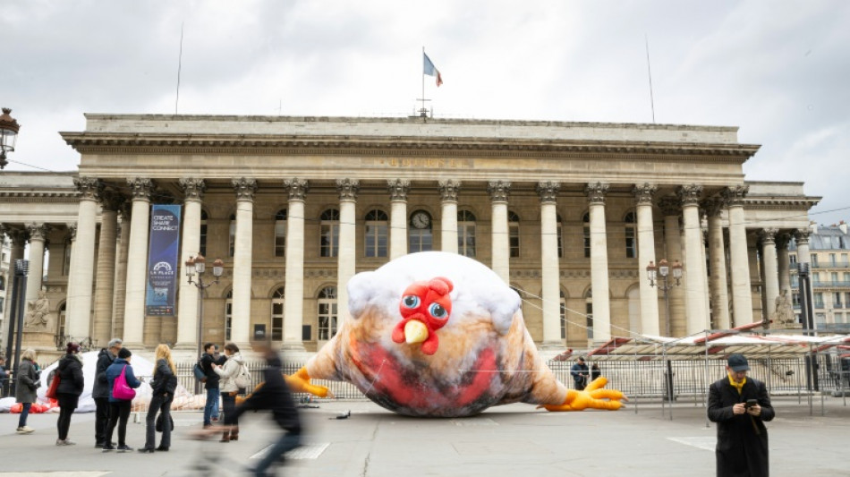 Contre l'&eacute;levage intensif, L214 d&eacute;ploie des poulets martyrs g&eacute;ants dans Paris