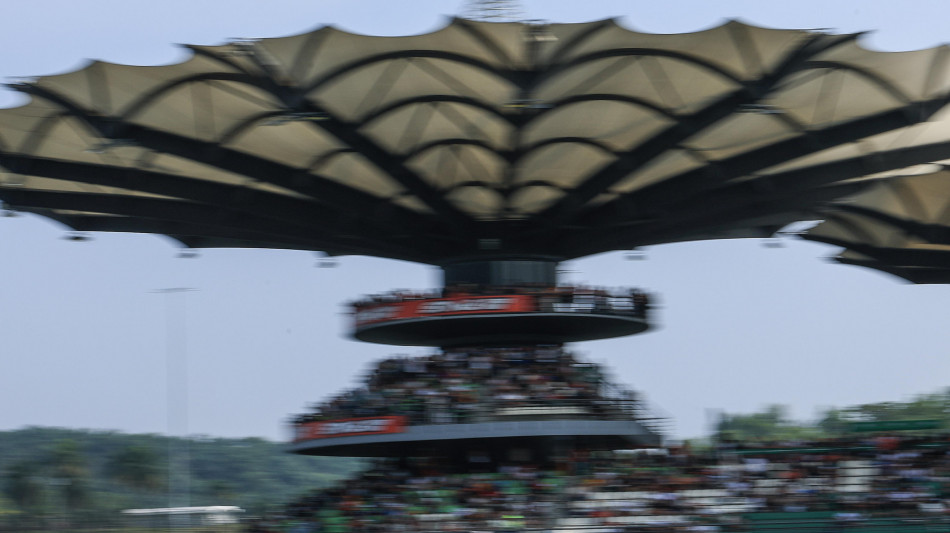 Pioggia a Sepang, rinviata partenza del Gp del Bahrain