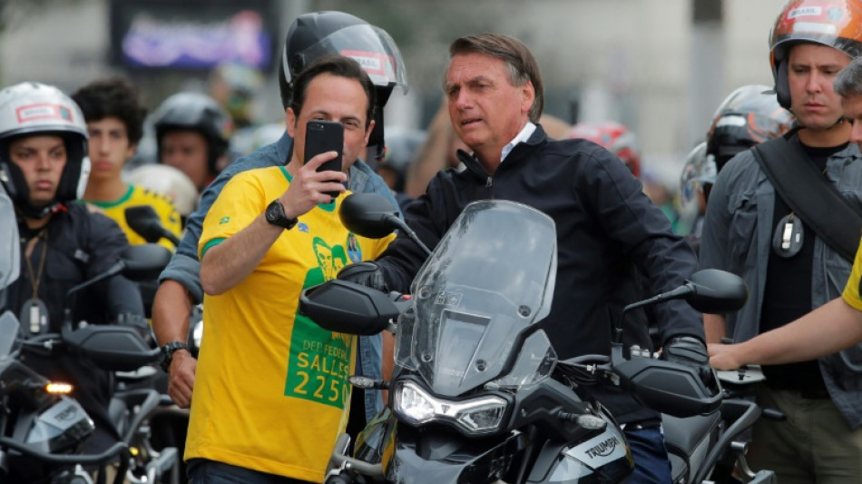 A pie y en moto, Lula y Bolsonaro cierran campa&ntilde;a en Brasil