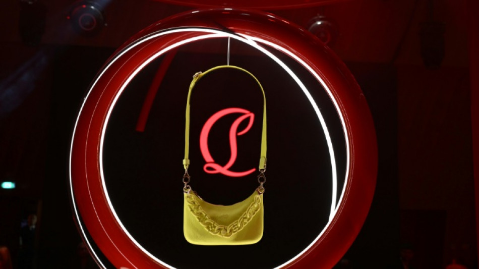 Conflit Louboutin-Amazon: la justice europ&eacute;enne ouvre la voie &agrave; une responsabilit&eacute; d'Amazon dans des annonces pour des produits contrefaits