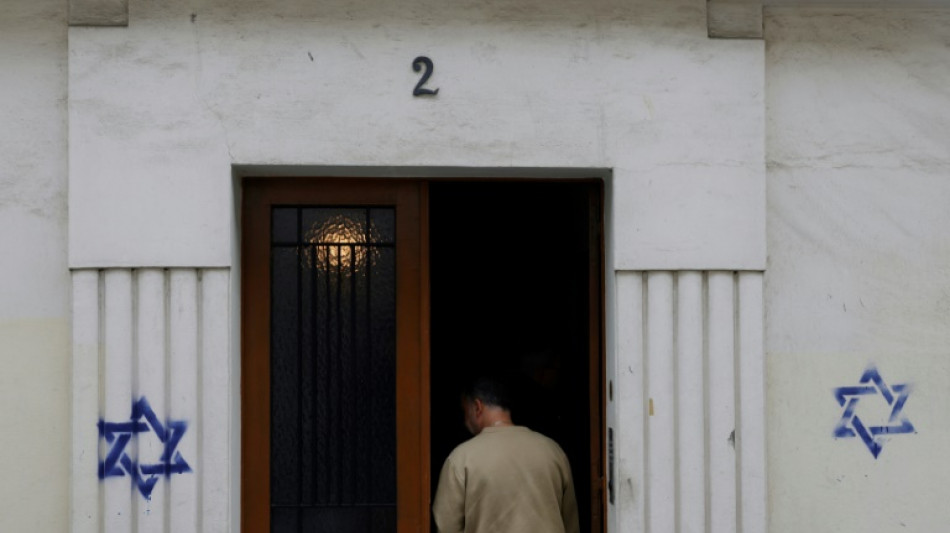 Paris amanhece com estrelas de David pintadas em fachadas de edif&iacute;cios