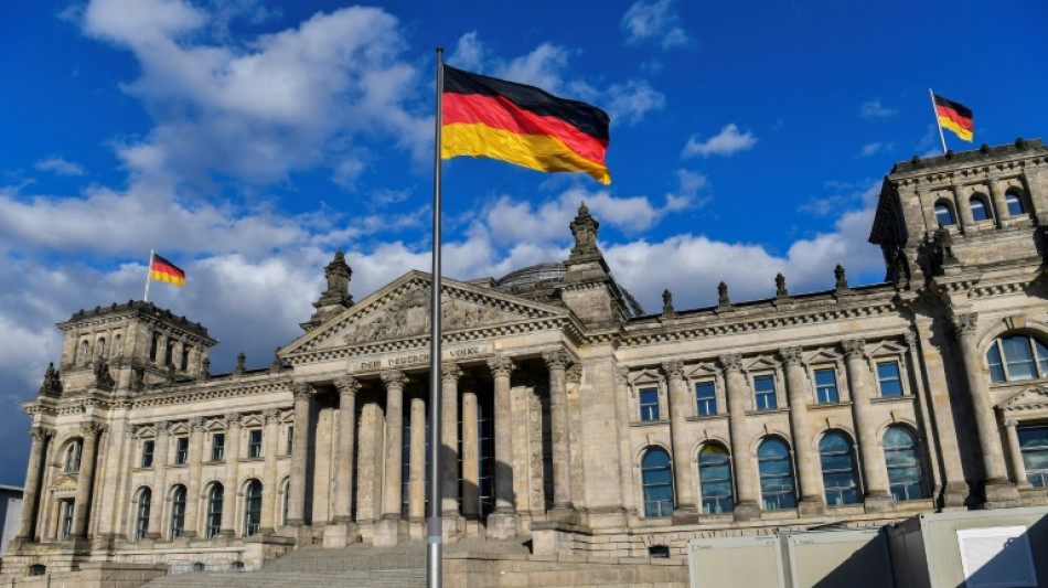 Letzte Generation &uuml;bergie&szlig;t Grundgesetz-Denkmal am Bundestag mit schwarzer Farbe