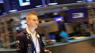 Wall Street cl&ocirc;ture en hausse et veut croire &agrave; un semblant d'&eacute;lan
